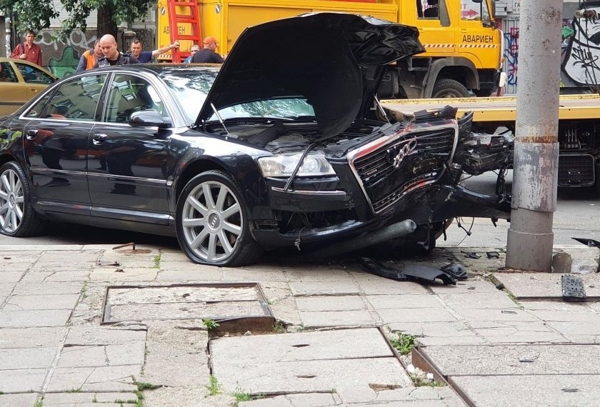 Жена помете беседка и метален стълб на пътя в Горна Козница, дрегерът отчете алкохол