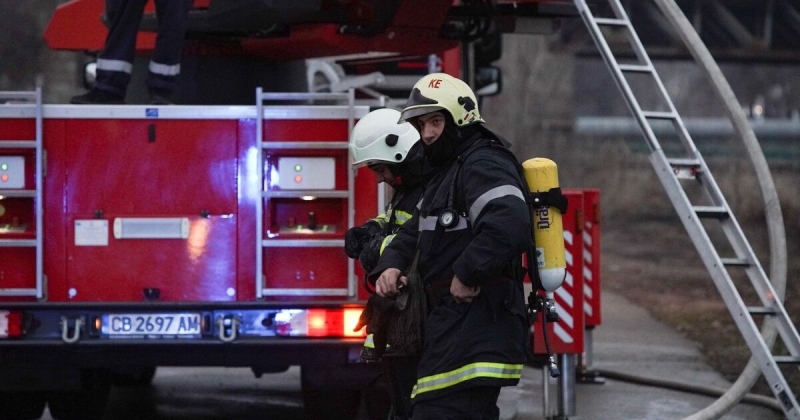 Пожарникари спасиха дете на заключена тераса