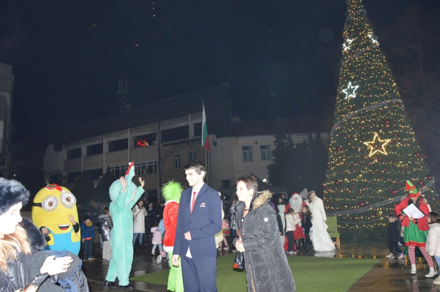 Златен медалист по астрономия запали коледната елха в Гоце Делчев! Празничният спектакъл събра малки и големи