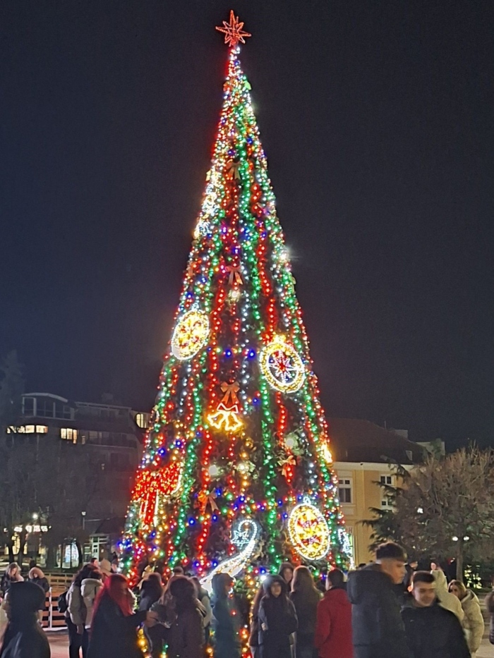 Червена звезда грейна от върха на елхата в Дупница