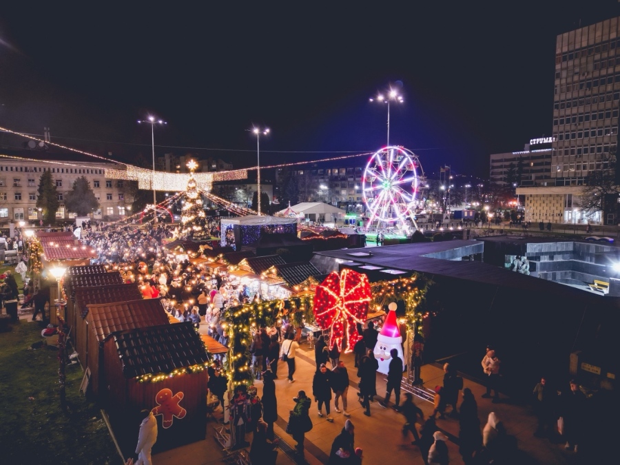 Перник сияе в празнична премяна! Грейна коледната елха