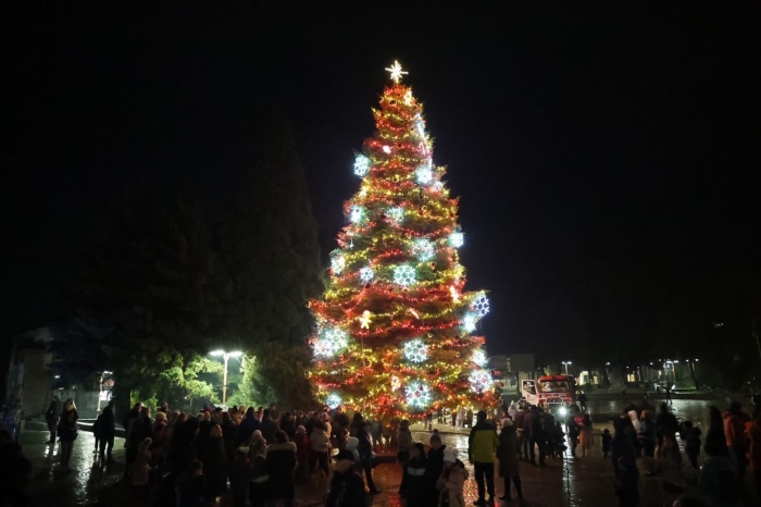 В Деня на доброволеца: Дядо Коледа пристигна с пожарна кола в центъра на Банско