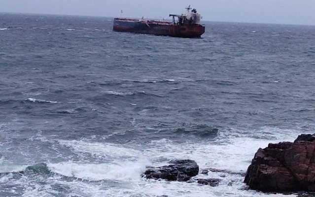 Антон Златанов: Лошото време все още не позволява евакуация на екипажа на танкера, заседнал край Ахтопол