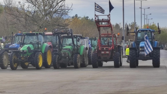 Гръцките фермери вече не пропускат и леки автомобили