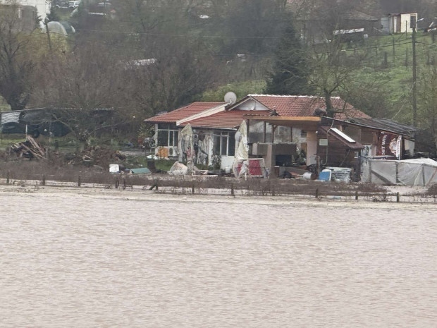 Полицейски патрули следят всички критични зони в Бургаско след поройните валежи