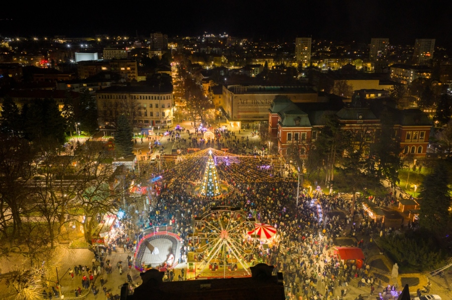 Магията на Коледа влезе в Кюстендил! С тържествена церемония запалиха празничните светлини