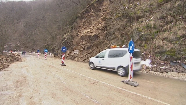 Свлачище затвори прохода Троян-Кърнаре