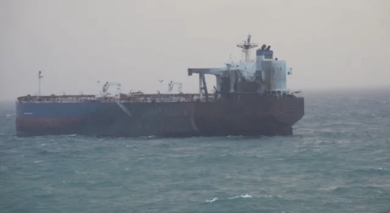 Евакуираха болни моряци от заседналия край Ахтопол танкер