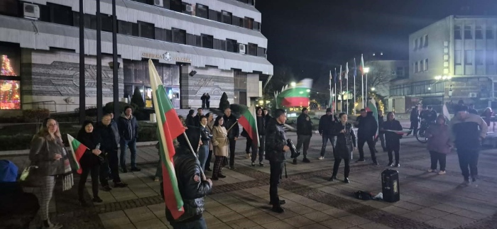 Малоброен протест пред кметството в Дупница, членове и симпатизанти на „Възраждане” искат оставка на правителството