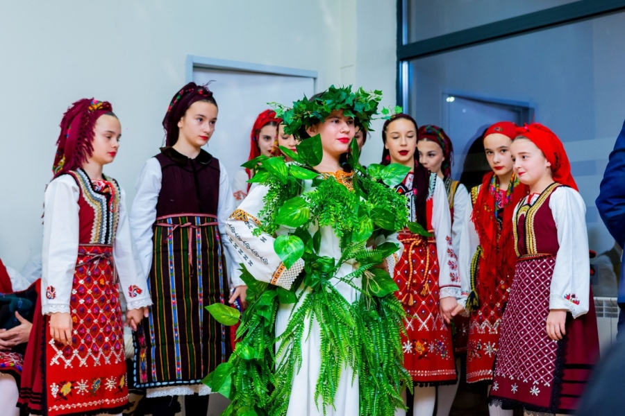 Среща с миналото! С демонстрации на обреди, песни и танци представиха книга за обичаите на Разлог