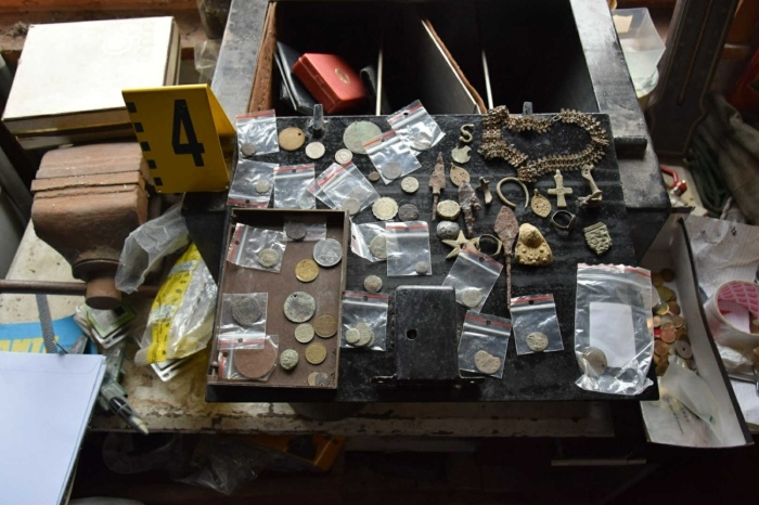 Удар! Полицията конфискува множество старинни монети и ценности от къща в Шатрово, ползвател на имота е арестуваният с килограми наркоци в Паничарево