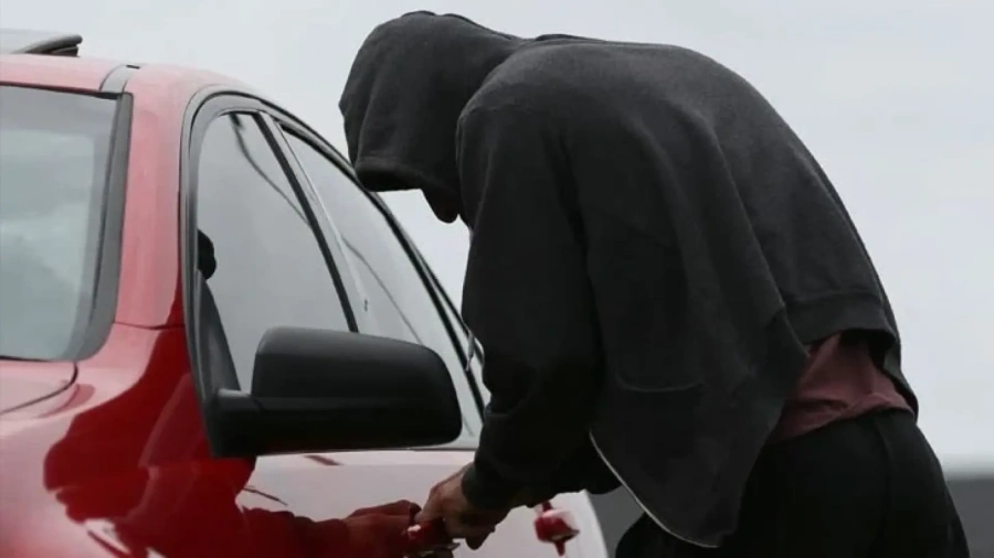 Задигнаха 1400 лв. от незаключен автомобил в Кюстендил, спипаха крадеца