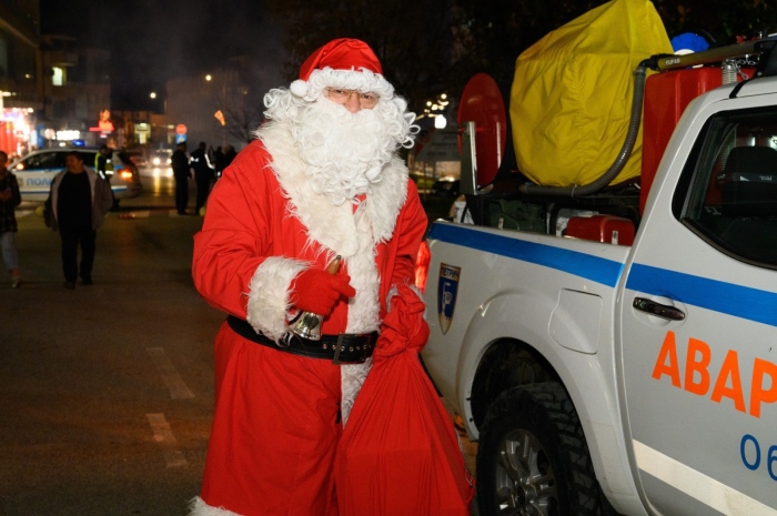Петрич засия в рождественски светлини! Дядо Коледа пристигна със специализиран автомобил на Аварийното звено и донесе лакомпства за послушните деца