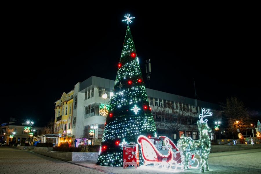 Коледната магия дойде в Якоруда! Новогодишната елха грейна пред стотици жители