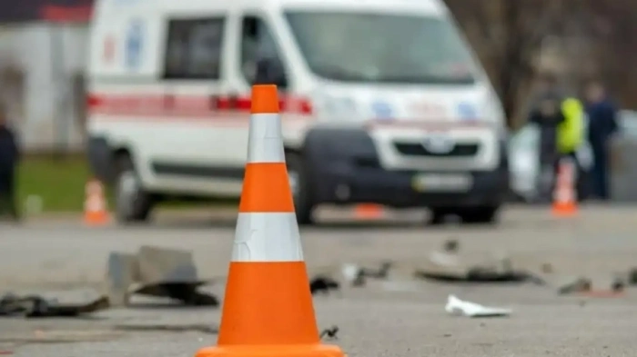 Млад водач се заби в крайпътен скат край Добротино, пострада 16-годишно момиче от колата