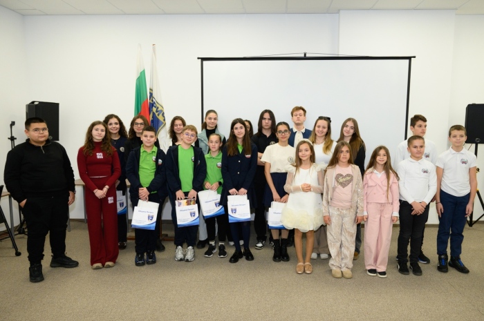 27 ученици с изявени дарби бяха наградени в Петрич