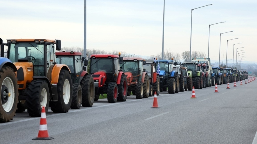 Фермерите от Серес отново блокираха пункта Кулата–Промахон за камиони, 800 трактора препречиха пътя от и за Гърция