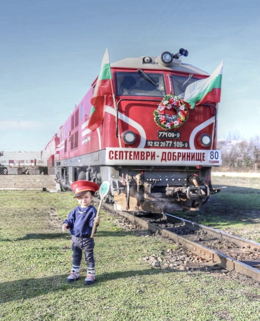 Празник на теснолинейката: Разлог и Банско посрещнаха юбилейния влак „Родопи“