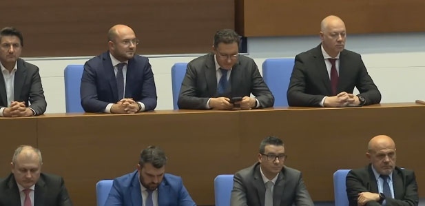 Депутатите ще гласуват по внесения вот на недоверие към кабинета \