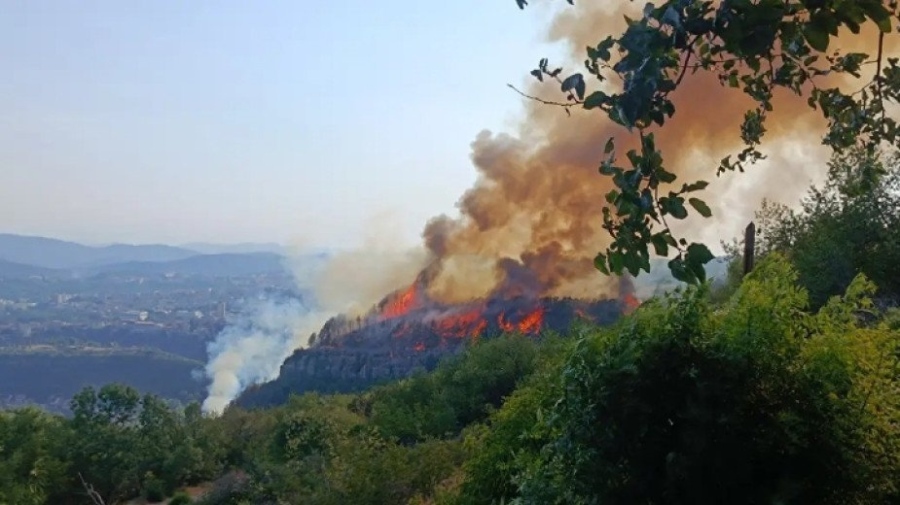 Пожар унищожи колиба и сграда в Гърмен