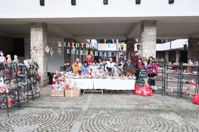 Потребители на социални услуги откриха традиционния си коледен базар в Банско