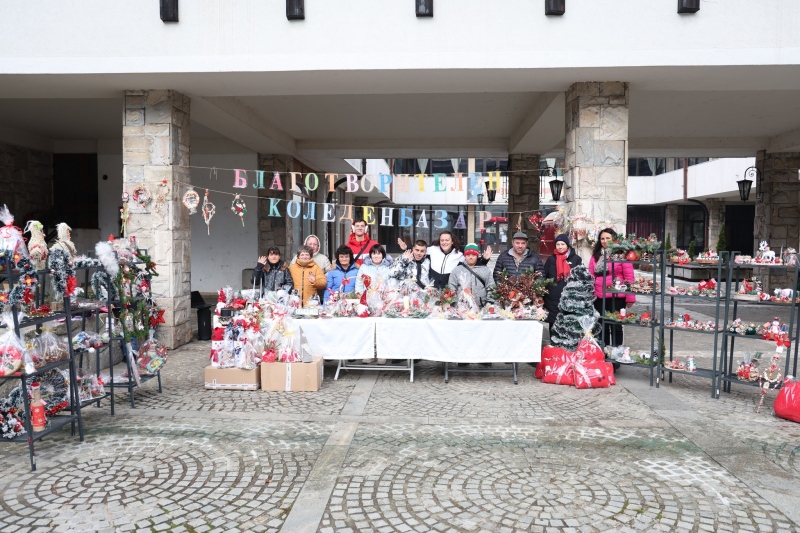 Потребители на социални услуги откриха традиционния си коледен базар в Банско
