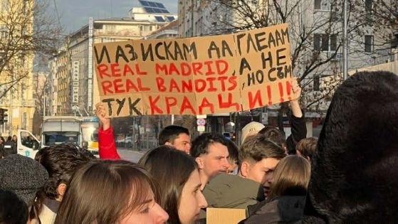 Студентите от НАТФИЗ вече протестират