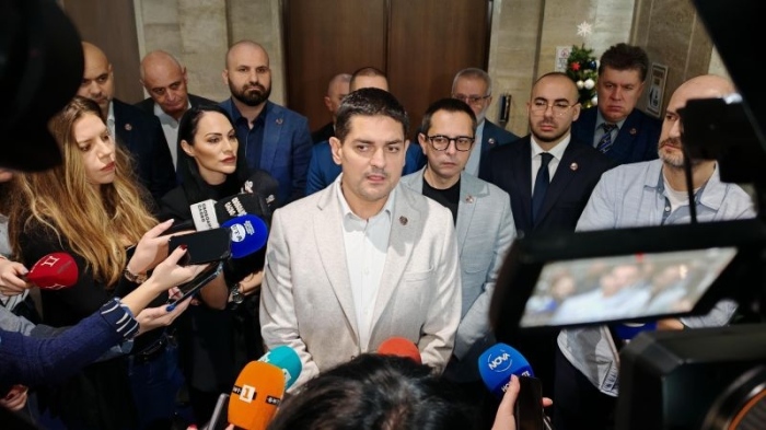 Радостин Василев призова ИТН или БСП да гласуват за падането на правителството