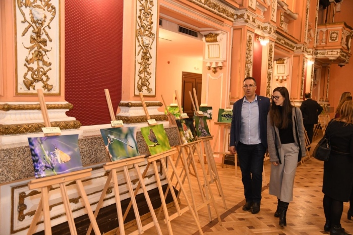 Кюстендилският съдия Калин Василев представи своя изложба, а дарителска кампания събра 4 300 лв. за млад учен