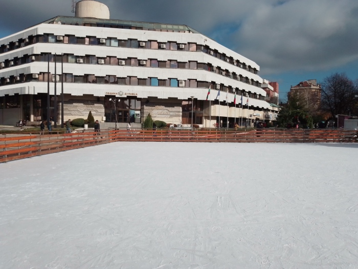 Откриват ледената пързалка на централния площад в Дупница