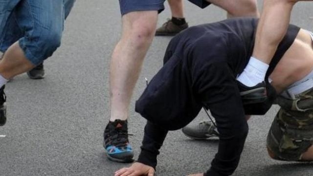 Трима младежи пребиха 16-годишен ученик в Перник