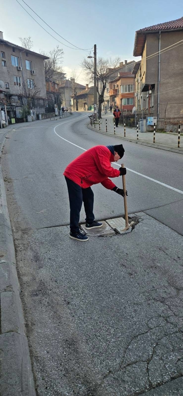 Когато институциите мълчат, гражданите действат:Мъж от Благоевград сам запълни голяма дупка на пътя след десетки нечути сигнали за опасност