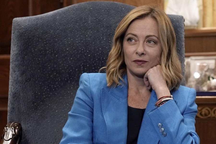 Обувки от питонова кожа, сервиз, резачка: Подаръците, получени от Мелони в качеството й на премиер, отиват на търг