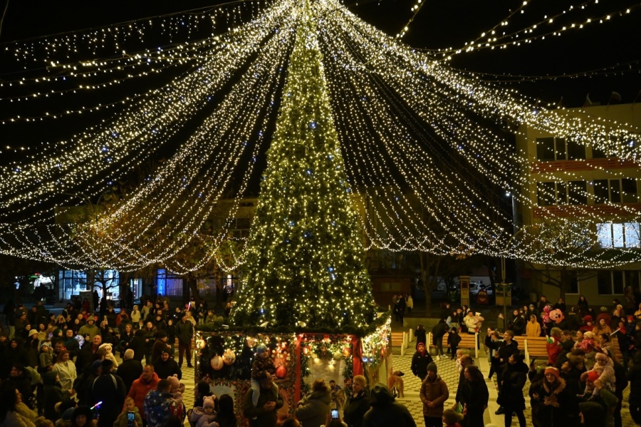 Коледни вълшебства! Симитли и Черниче запалиха коледните светлини с настроение и добри каузи