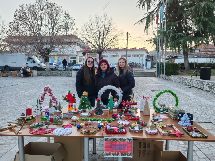 Коледен благотворителен базар в община Струмяни събра млади и стари на площада в Микрево