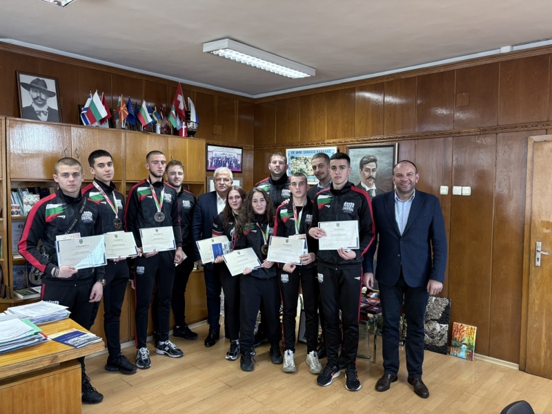 Кметът награди успешни кикбоксьори от „Friends“  Гоце Делчев