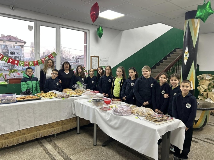 Учениците от 4. клас донесоха топлина и настроение на училищния коледен базар в Яхиново