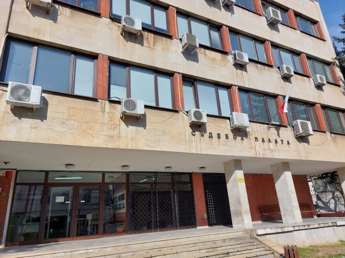 Млад мъж скри дрога в устатата си край черква в бобовдолско село,  съдът го наказа условно