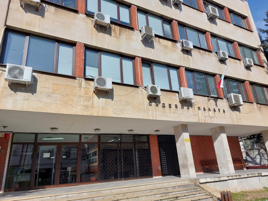 Млад мъж скри дрога в устатата си край черква в бобовдолско село,  съдът го наказа условно