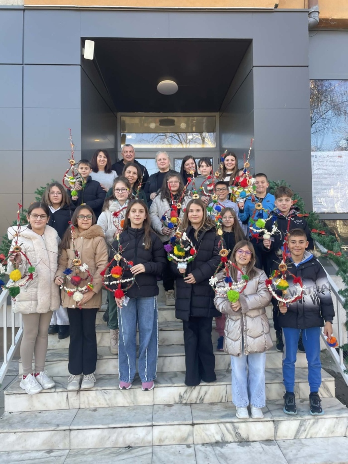 Празнично вдъхновение в Радомир: Децата твориха сурвачки и коледни лакомства