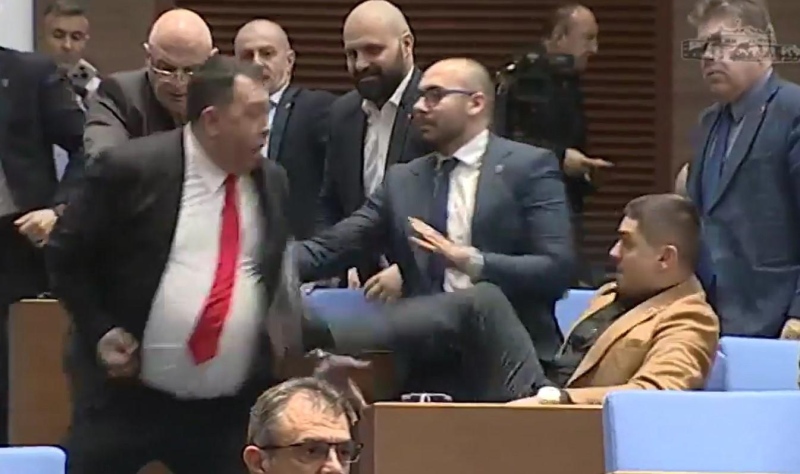 Ритник в корема: „Мухльо, ще ти счупя зъбите!”, крещи в Народното събрание депутатът от МЕЧ Радостин Василев