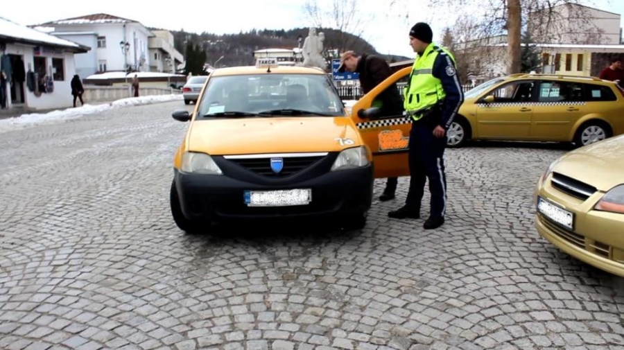 Откриха канабис у 34-годишен пътник на такси в Кюстендил, претаришиха и дома му