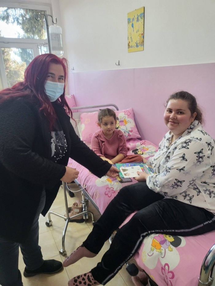 Малчугани от Якоруда изпратиха подаръци на малки пациенти в МБАЛ - Разлог