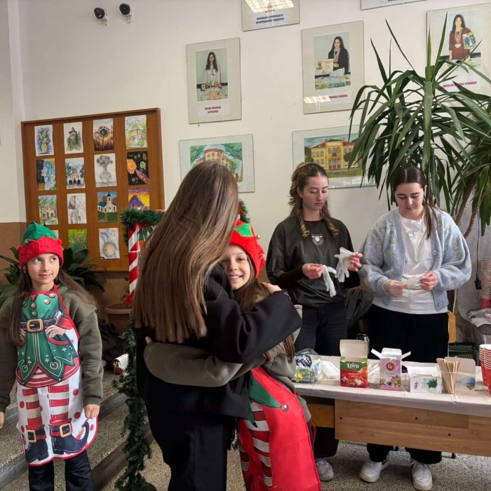 Топла напитка, срещу топла прегръдка раздаваха в Гимназията в Дупница