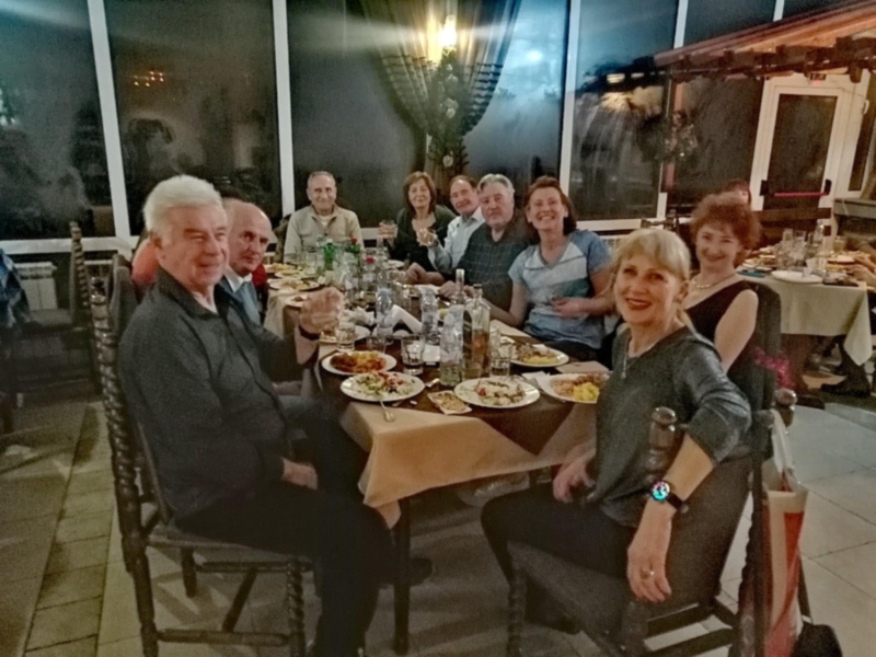 Туристи от Кюстендил и Македония се събраха за празничен банкет с томбола и три Снежанки