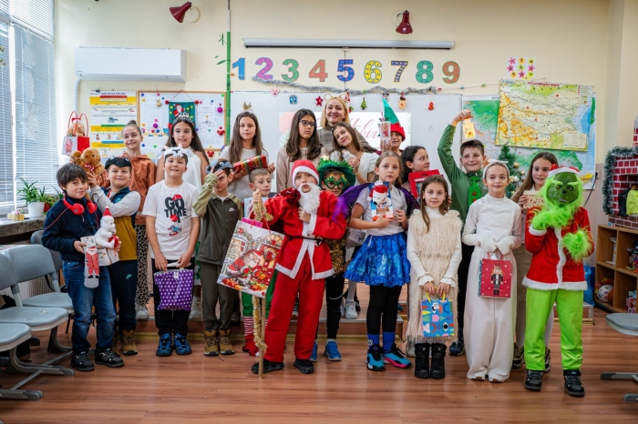 Дед Мороз и Снегурочка танцуваха неуморно и пяха с цяло гърло с четвъртокласници от СЕУ „Св. Паисий Хилендарски”