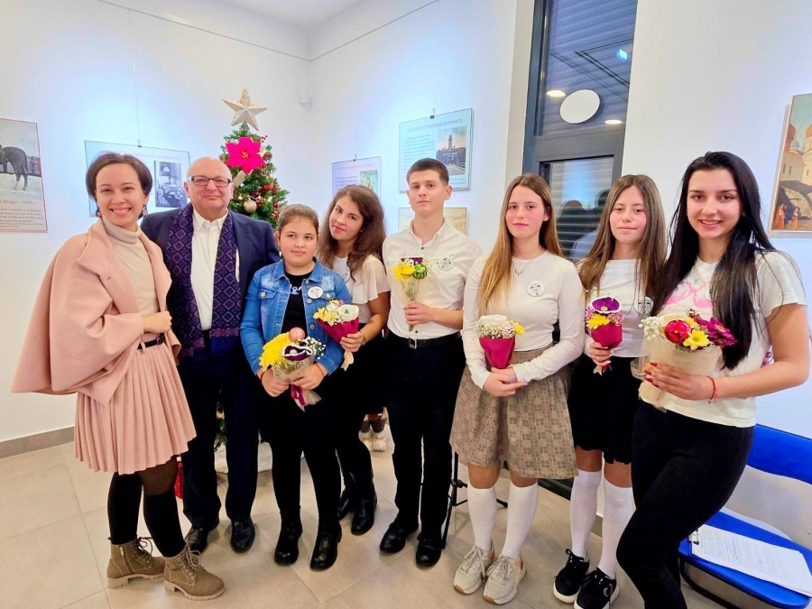 Поетичен спектакъл в Дупница: „Молитва“ събра ученици от ПГ „Христо Ботев“ и ПГОСУ „Св. Иван Рилски“