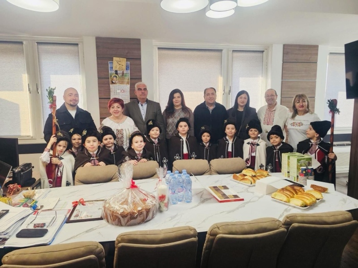 Коледарчета „полазиха” кметския кабинет на Първан Дангов за Игнажден, почерпиха ги с лакомства и питка