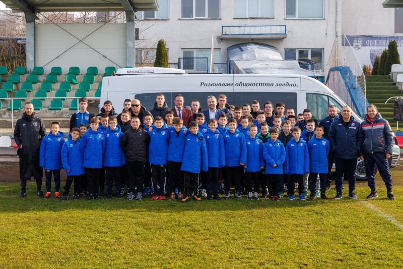 ДЮШ „Струмска слава“ получи дарение - нов бус за младите футболисти