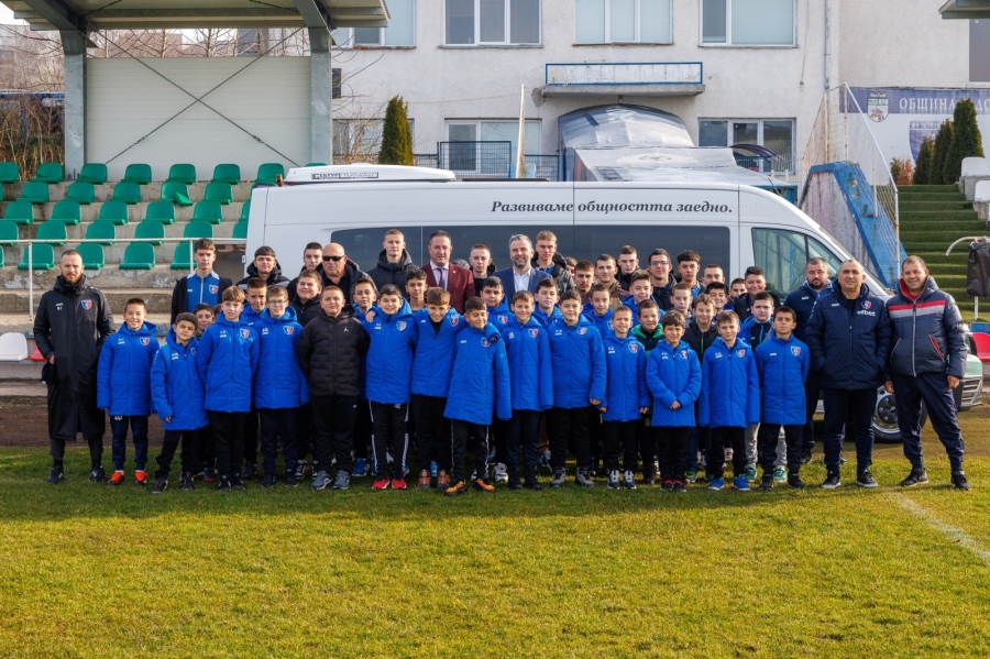 ДЮШ „Струмска слава“ получи дарение - нов бус за младите футболисти